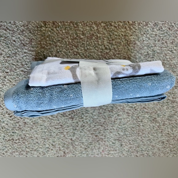 NWT Marmalade Holiday Penguin 2 Piece Hand Towel & Bath Towel Set in Blue Snow - Picture 4 of 6